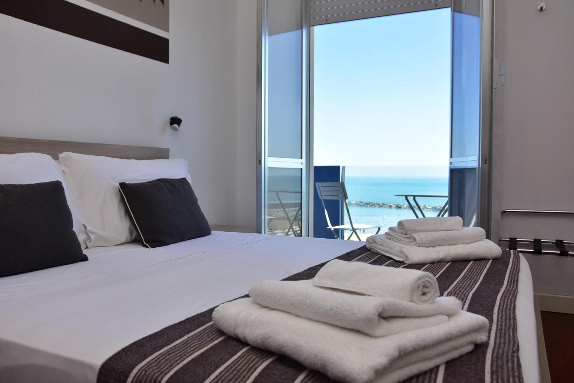 Hotel Al Nuovo Porto เบลลาเรีย-อีเจอา มารีนา ภายนอก รูปภาพ